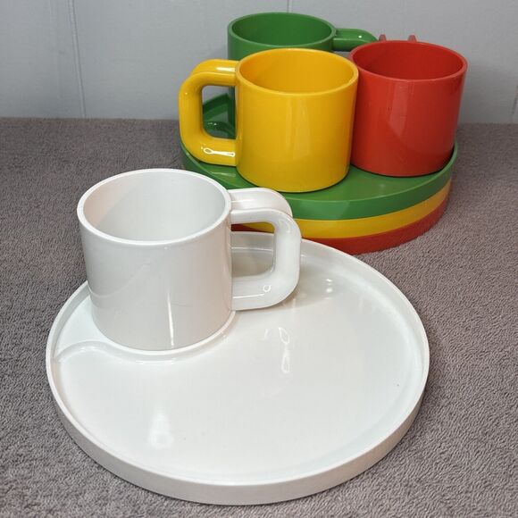Vintage Set of 4 Plates & Mugs Ingrid Snax Stackable Plastic Melamine Cups MCM - Picture 2 of 7
